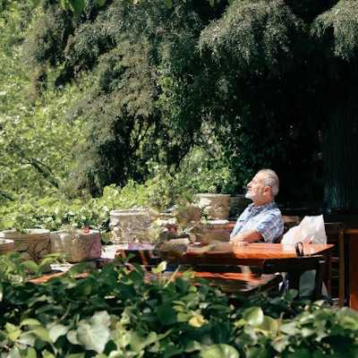 oudere man bejaarden tot rust gekomen in het natuur nszorg-400x400